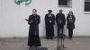 Proboszcz odmawia modlitwę